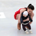 Na Rynku otwarto sztuczne lodowisko.  Agnieszka Dulej i prawdopodobnie najmłodsza łyżwiarka korzystająca dziś z kieleckiej tafli. / Radio Kielce