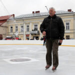 Na Rynku otwarto sztuczne lodowisko. Niektórzy przyznali się że mają łyżwy na nogach pierwszy raz... w tym wieku... XXI / Radio Kielce