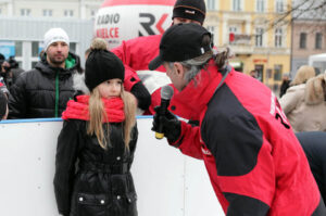 Na Rynku otwarto sztuczne lodowisko. Marcin Przemirski rozmawiał z uczestnikami imprezy. / Radio Kielce