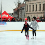 Na Rynku otwarto sztuczne lodowisko. / Radio Kielce