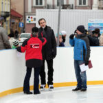 Na Rynku otwarto sztuczne lodowisko. Mieczysław Tomala, dyrektor Wydziału Edukacji, Kultury i Sportu także sprawdzał swoje umiejętności w jeździe na łyżwach. / Radio Kielce