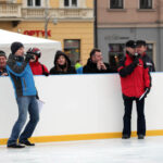 Na Rynku otwarto sztuczne lodowisko. Nasi dziennikarze początkowo stąpali twardo po lodzie. / Radio Kielce