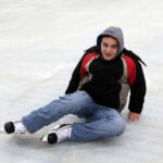 Na Rynku otwarto sztuczne lodowisko. Każdemu może zdarzyć się wywrotka, ale dzięki krótkiemu kursowi jazdy na łyżwach, dowiedzieliśmy się jak najbezpieczniej upadać. / Radio Kielce