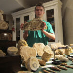 Ogólnopolska giełda minerałów i skamieniałości. Wystawa prezentująca nacieki jaskiniowe autorstwa Grzegorza Zielińskiego. Ekspozycję zatytułowano "Piękno natury zamknięte w kalcycie naciekowym Gór Świętokrzyskich" / Robert Felczak / Radio Kielce