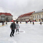 Na Rynku otwarto sztuczne lodowisko. / Radio Kielce