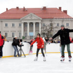 Na Rynku otwarto sztuczne lodowisko.  Łukasz Jóźwiak, wielokrotny mistrz Polski w łyżwiarstwie figurowym, uczestnik programu "Gwiazdy tańczą na lodzie", uczył chętnych jazdy na łyżwach. / Radio Kielce