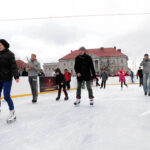 Na Rynku otwarto sztuczne lodowisko.  Łukasz Jóźwiak, wielokrotny mistrz Polski w łyżwiarstwie figurowym, uczestnik programu "Gwiazdy tańczą na lodzie", uczył chętnych jazdy na łyżwach. / Radio Kielce