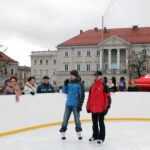 Na Rynku otwarto sztuczne lodowisko. Nasi dziennikarze już w pełnym rynsztunku. / Radio Kielce