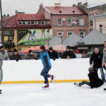 Na Rynku otwarto sztuczne lodowisko. Po kilkunastu minutach pora na jazdę na jednej nodze. / Radio Kielce