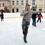 Na Rynku otwarto sztuczne lodowisko.  Łukasz Jóźwiak, wielokrotny mistrz Polski w łyżwiarstwie figurowym, uczestnik programu "Gwiazdy tańczą na lodzie", uczył chętnych jazdy na łyżwach. / Radio Kielce