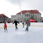 Na Rynku otwarto sztuczne lodowisko.  Łukasz Jóźwiak, wielokrotny mistrz Polski w łyżwiarstwie figurowym, uczestnik programu "Gwiazdy tańczą na lodzie", uczył chętnych jazdy na łyżwach. / Radio Kielce