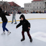 Na Rynku otwarto sztuczne lodowisko.  Łukasz Jóźwiak, wielokrotny mistrz Polski w łyżwiarstwie figurowym, uczestnik programu "Gwiazdy tańczą na lodzie", uczył chętnych jazdy na łyżwach. / Radio Kielce