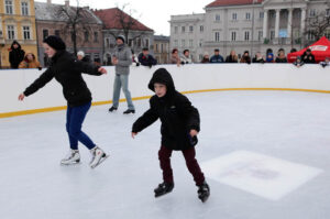 Na Rynku otwarto sztuczne lodowisko. Łukasz Jóźwiak, wielokrotny mistrz Polski w łyżwiarstwie figurowym, uczestnik programu "Gwiazdy tańczą na lodzie", uczył chętnych jazdy na łyżwach. / Radio Kielce