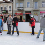 Na Rynku otwarto sztuczne lodowisko. Odbyło się wiele konkursów. / Radio Kielce