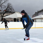 Na Rynku otwarto sztuczne lodowisko. / Radio Kielce