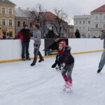 Na Rynku otwarto sztuczne lodowisko. / Radio Kielce