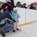 Na Rynku otwarto sztuczne lodowisko. Na lodowisku uśmiech towarzyszył wszystkim. / Radio Kielce