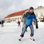 Na Rynku otwarto sztuczne lodowisko. / Radio Kielce