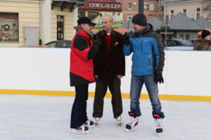 Na Rynku otwarto sztuczne lodowisko. / Radio Kielce