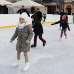 Na Rynku otwarto sztuczne lodowisko. / Radio Kielce