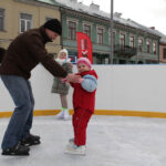 Na Rynku otwarto sztuczne lodowisko. / Radio Kielce
