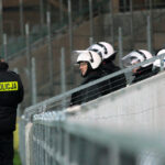 Porządku na meczu pilnowała duża rzesza policjantów / Krzysztof Żołądek / Radio Kielce