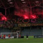 W sektorze kibiców Korony zapłonęły race / Krzysztof Żołądek / Radio Kielce