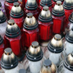 1.11.2013 Wszystkich Świętych. Przed cmentarzami można kupić znicze i kwiaty. / Wojciech Habdas / Radio Kielce