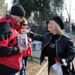 1.11.2013 Wszystkich Świętych. Kwestują m.in. dziennikarze Radia Kielce Iwona Murawska i Paweł Klepka. / Wojciech Habdas / Radio Kielce