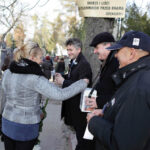 1.11.2013 Wszystkich Świętych. Wśród kwestujących jest Wojciech Lubawski - prezydent Kielc, Andrzej Sygut - zastępca prezydenta Kielc, Krzysztof Słoń - senator PiS. / Wojciech Habdas / Radio Kielce