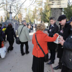 1.11.2013 Wszystkich Świętych. Wśród kwestujących jest Wojciech Lubawski - prezydent Kielc, Andrzej Sygut - zastępca prezydenta Kielc, Krzysztof Słoń - senator PiS. / Wojciech Habdas / Radio Kielce