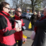 1.11.2013 Wszystkich Świętych. Kwestują m.in. dziennikarze Radia Kielce Paweł Solarz i Marcin Przemirski. / Wojciech Habdas / Radio Kielce