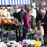 1.11.2013 Wszystkich Świętych. Przed cmentarzami można kupić znicze i kwiaty. / Wojciech Habdas / Radio Kielce