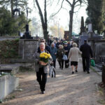 1.11.2013 Wszystkich Świętych. Z każdą godziną przybywa odwiedzających groby. / Wojciech Habdas / Radio Kielce