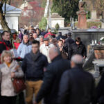 1.11.2013 Wszystkich Świętych. Z każdą godziną przybywa odwiedzających groby. / Wojciech Habdas / Radio Kielce