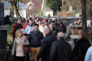 1.11.2013 Wszystkich Świętych. Z każdą godziną przybywa odwiedzających groby. / Wojciech Habdas / Radio Kielce