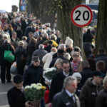 1.11.2013 Wszystkich Świętych. Coraz większy jest ruch wokół cmentarzy. / Wojciech Habdas / Radio Kielce