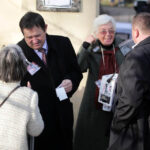 1.11.2013 Wszystkich Świętych. Kwestuje Jan Gierada, dyrektor Szpitala Wojewódzkiego. / Wojciech Habdas / Radio Kielce