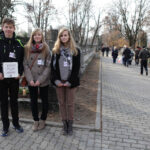 1.11.2013 Wszystkich Świętych. Cmentarz Partyzancki w Kielcach. Kwestują uczniowie Zespołu Szkół Ogólnokształcących Integracyjnych nr 4 w Kielcach / Wojciech Habdas / Radio Kielce