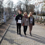 1.11.2013 Wszystkich Świętych. Cmentarz Partyzancki w Kielcach. Kwestują uczniowie Zespołu Szkół Ogólnokształcących Integracyjnych nr 4 w Kielcach / Wojciech Habdas / Radio Kielce