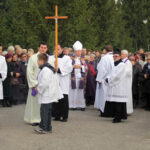 1.11.2013 Cmentarz w Cedzynie. Dzień Wszystkich Świętych. Procesja żałobna, której przewodniczył biskup Ordynariusz Diecezji Kieleckiej Kazimierz Ryczan. / Wojciech Habdas / Radio Kielce