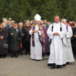 1.11.2013 Cmentarz w Cedzynie. Dzień Wszystkich Świętych. Procesja żałobna, której przewodniczył biskup Ordynariusz Diecezji Kieleckiej Kazimierz Ryczan. / Wojciech Habdas / Radio Kielce