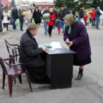 1.11.2013 Cmentarz w Cedzynie. Dzień Wszystkich Świętych. Księża przyjmowali wypominki. / Wojciech Habdas / Radio Kielce