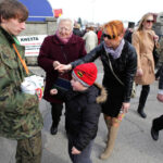 1.11.2013 Cmentarz w Cedzynie. Dzień Wszystkich Świętych. Wolontariusze, uczniowie klasy mundurowej ZDZ, kwestowali na rzecz Caritas. / Wojciech Habdas / Radio Kielce