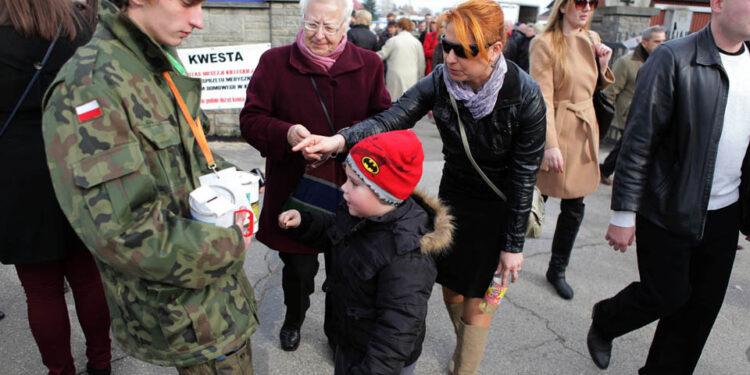 1.11.2013 Cmentarz w Cedzynie. Dzień Wszystkich Świętych. Wolontariusze, uczniowie klasy mundurowej ZDZ, kwestowali na rzecz Caritas. / Wojciech Habdas / Radio Kielce