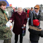1.11.2013 Cmentarz w Cedzynie. Dzień Wszystkich Świętych. Wolontariusze, uczniowie klasy mundurowej ZDZ, kwestowali na rzecz Caritas. / Wojciech Habdas / Radio Kielce