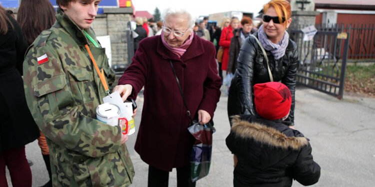 1.11.2013 Cmentarz w Cedzynie. Dzień Wszystkich Świętych. Wolontariusze, uczniowie klasy mundurowej ZDZ, kwestowali na rzecz Caritas. / Wojciech Habdas / Radio Kielce