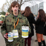 1.11.2013 Cmentarz w Cedzynie. Dzień Wszystkich Świętych. Wolontariusze, uczniowie klasy mundurowej ZDZ, kwestowali na rzecz Caritas. / Wojciech Habdas / Radio Kielce