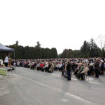 1.11.2013 Cmentarz w Cedzynie. Dzień Wszystkich Świętych. Uroczysta Msza Święta, której przewodniczył biskup Ordynariusz Diecezji Kieleckiej Kazimierz Ryczan. / Wojciech Habdas / Radio Kielce