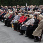 1.11.2013 Cmentarz w Cedzynie. Dzień Wszystkich Świętych. Uroczysta Msza Święta, której przewodniczył biskup Ordynariusz Diecezji Kieleckiej Kazimierz Ryczan. / Wojciech Habdas / Radio Kielce
